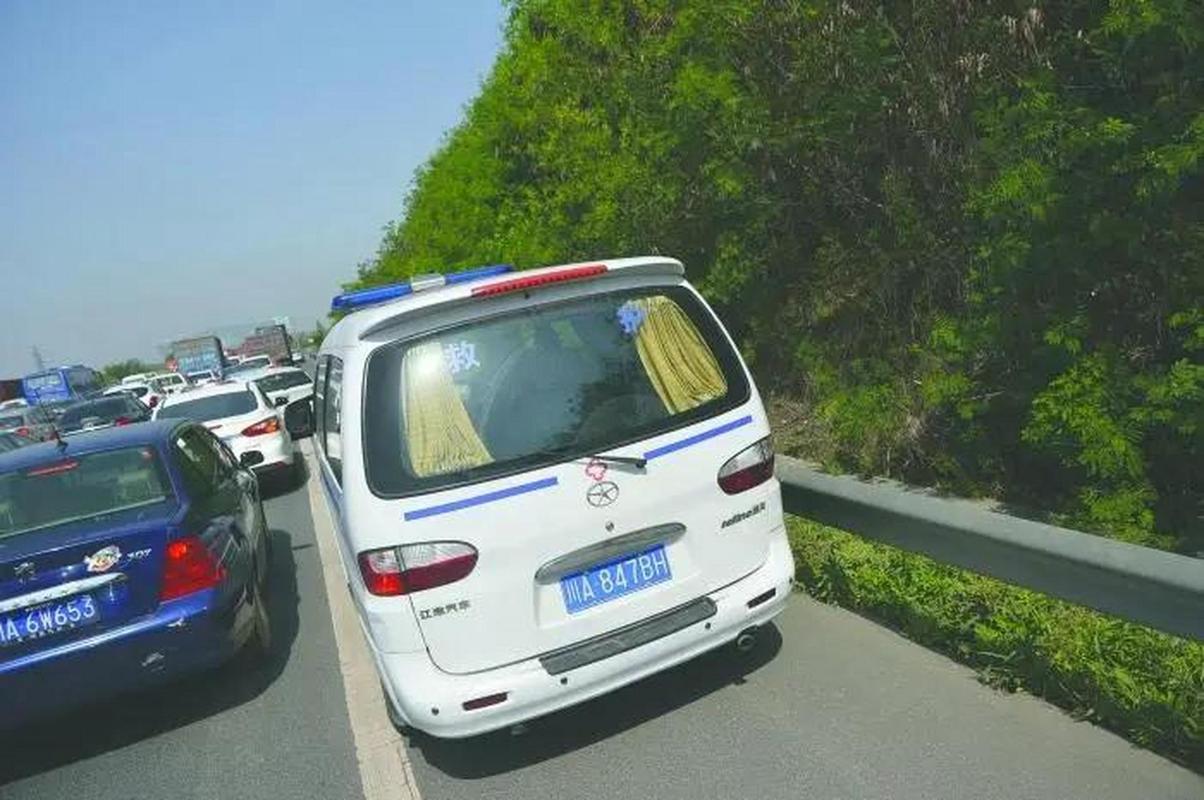 新澳800图库最新版本和救护车与私家车相撞与救护车与私家车相撞谁的责任
